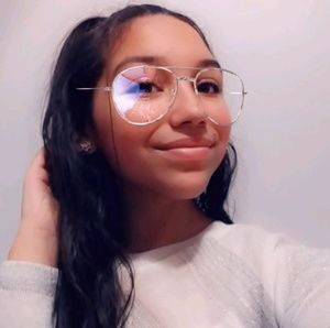 Meet your Posher, Yadelis